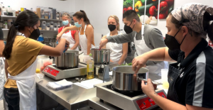 people cooking in a cooking class